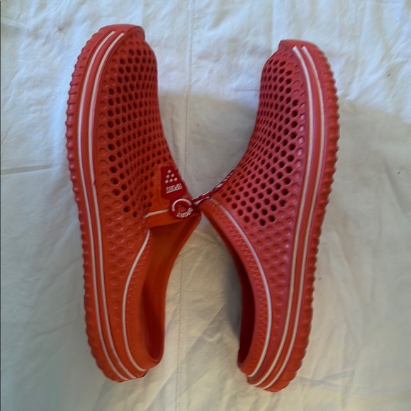 Sport Light weight Red Slip-On Mesh Water shoes. Clog style. Size 10. - Picture 6 of 8